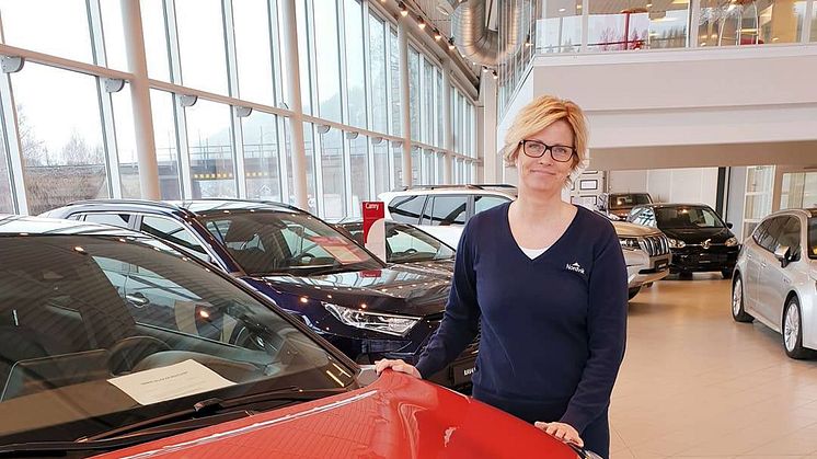 Toyotas hybridbiler er svært ettertraktede i markedet, sier Lena Hundnes, driftsleder hos Nordvik Toyota Mo i Rana. Foto: Nordvik AS.