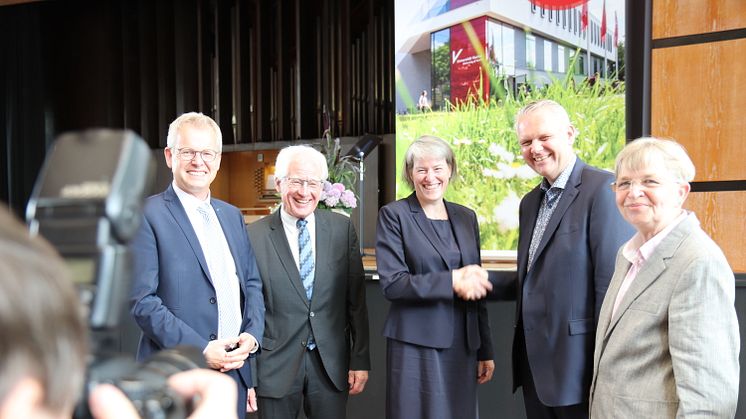 Dr. Martin Kühling (UGV), Dr. Josef Lange (Hochschulrat), Prof.in Dr.in Verena Pietzner, Björn Thümler (Minister), Dr.in Marion Rieken (Vizepräsidentin)