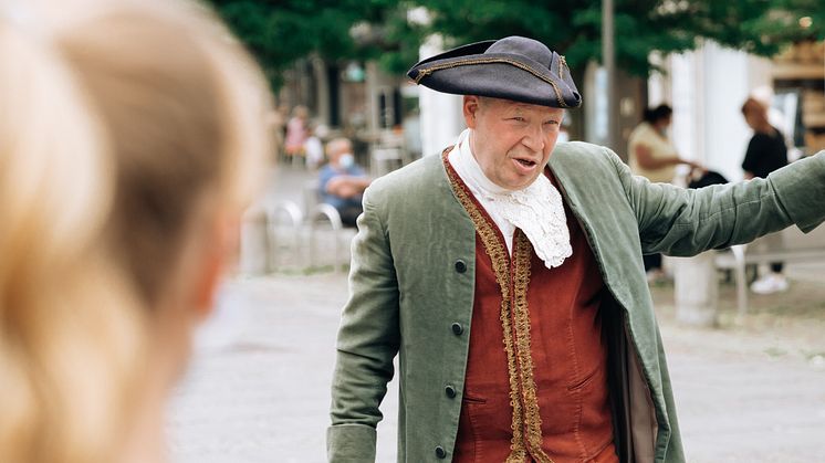 Johan Schweffel, Kieler Kaufmann aus dem 18. Jahrhundert nimmt die Gäste mit auf eine Zeitreise