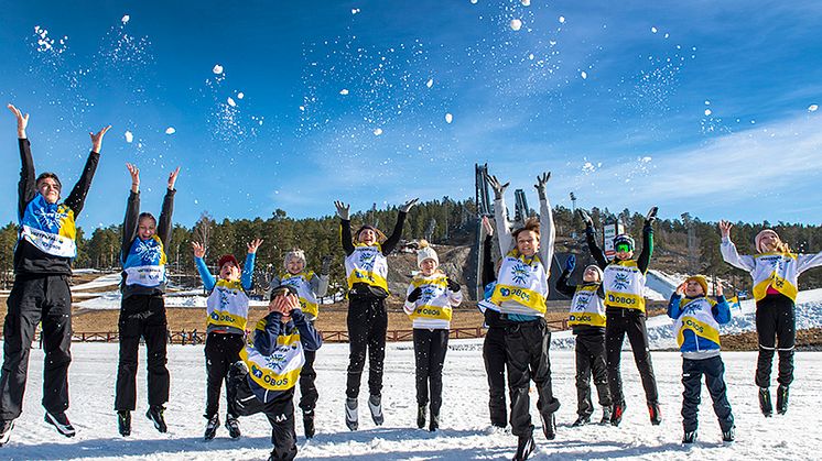 Gymnasieelever och barn jublar under en Alla på snö-dag på Lugnet i Falun. Foto: Trons.