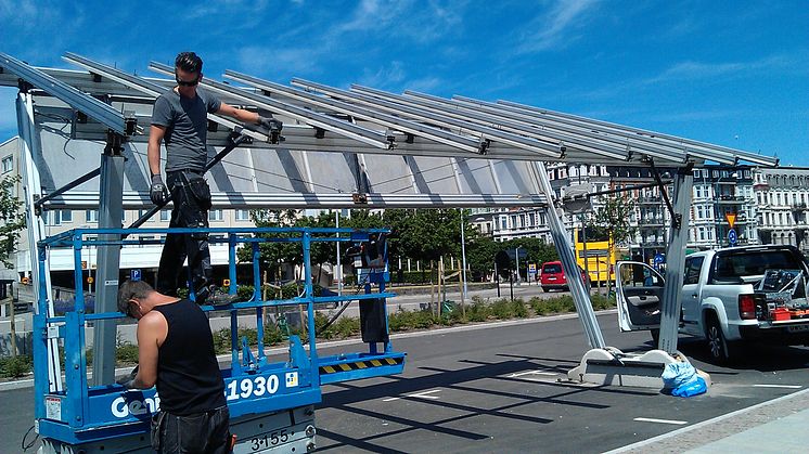 Solcellstaket till Helsingborgs elbilspool monteras på parkeringsplatsen söder om Knutpunkten