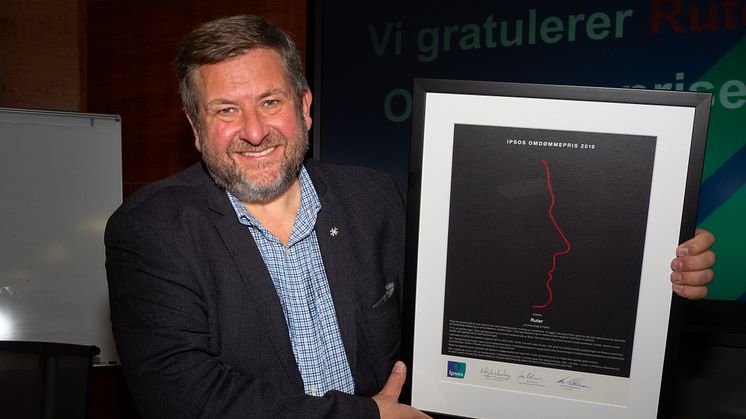 På vegne av Ruter mottok administrerende direktør Bernt Reitan Jenssen i dag Ipsos omdømmepris for 2019. Foto: Ipsos Norge