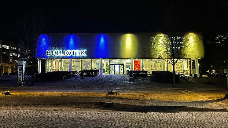 Växjö stadsbibliotek lös i Ukrainas färger 1 mars, fler byggnader börjar lysa ikväll. Foto: Kristina Gustafsson, Växjö kommun