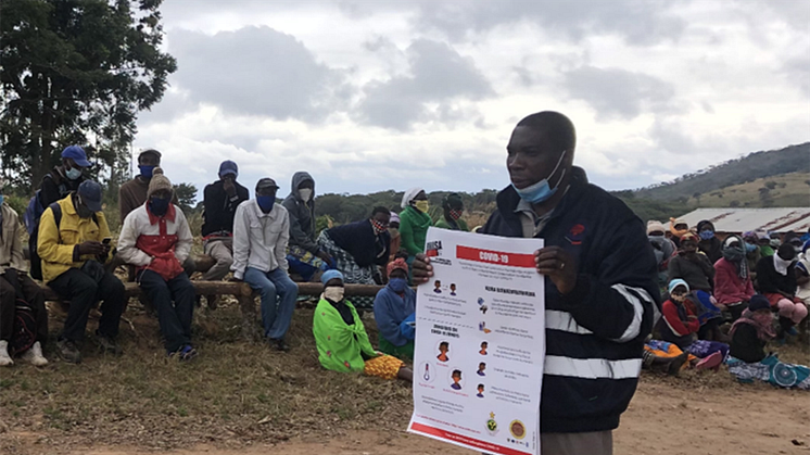 Under 2021 har vi utbildat över 300 personer från länder som Jemen, Sydsudan, Etiopien och Syrien för att stärka deras humanitärt arbete i några av världen svåraste kontexter. Mkhululi Ngwenya utbildar om Covid-19 i en by i Zimbabwe.