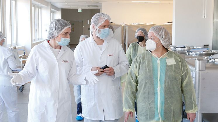 Chris Buttkus (links) und Stefan Lödige (Mitte) führen Ariane Fäscher (rechts im Bild) durch den Produktionsstandort Oranienburg.