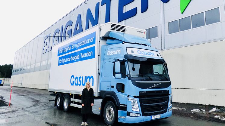 Elgiganten, Volvo Lastbiler og Gasum tester nu at køre dele af transporterne fra selskabets nordiske distributionscenter på flydende biogas. 