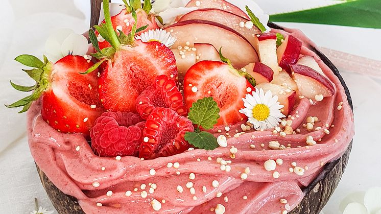 I samarbejde med Forever har Anna Lindberg udviklet denne gode, læskende nicecream med smag af fersken og jordbær.