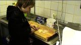 ”Barn i köket”-kurs i Gastros kök: Lökhackning för unga kockar