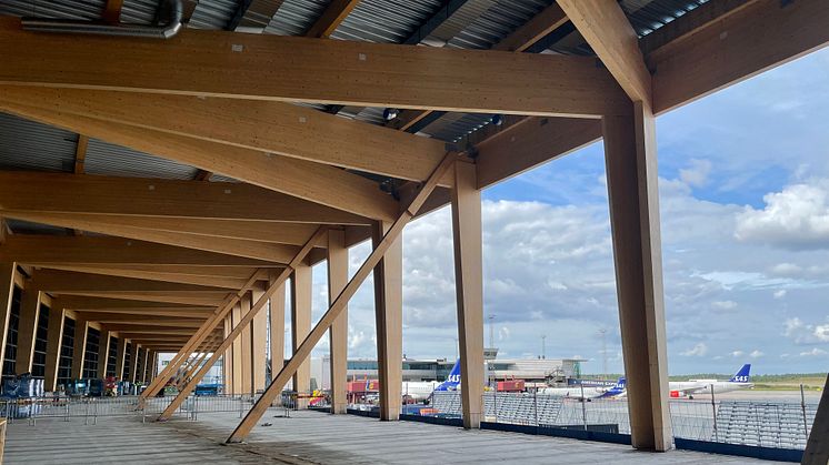 En konstruktion i limträ formar stommen i den nya verandan i den nya Marknadsplatsen på Terminal 5. Foto: Swedavia