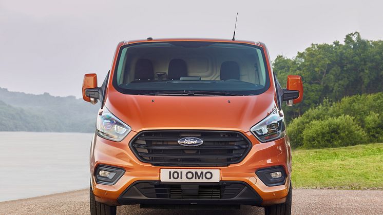 ​Ford avduket i dag nye Ford Transit Custom, og avslørte både et tøffere design og helt nytt interiør. 