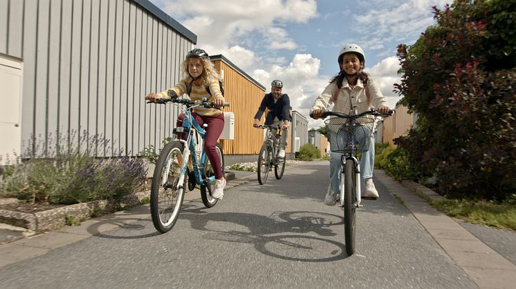 Cyklande barn och vuxen. Bild från Svenska cykelstäder.
