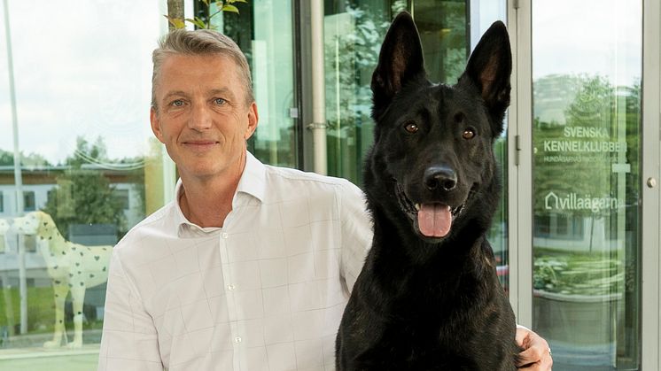 Kees de Jong tillträdde som vd för Svenska Kennelklubben 1 augusti i år. På bilden med en hollandse herdershond.