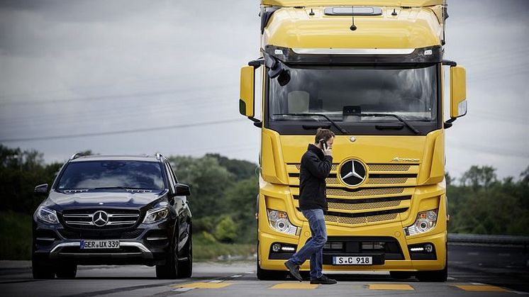 Til kamp mod dødelige lastbilulykker: Mercedes højner sikkerhedsstandarden i Danmark