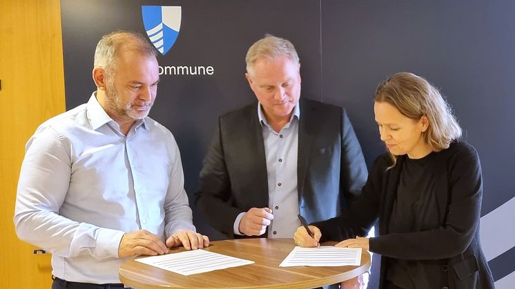 Ordfører Ola Teigen, Knut Løkkebø fra Multiconsult og Elin Heimark fra LINK arkitekter signerte kontrakt. Foto: Kinn kommune 