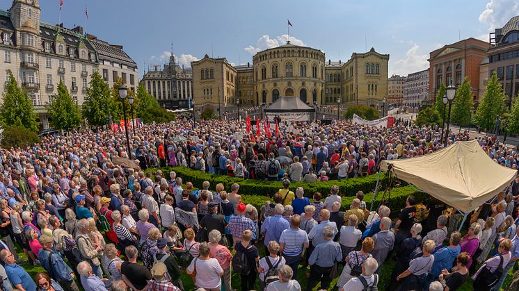 6. juni 2019 demonstrerte Pensjonistforbundet og samarbeidende organisasjoner foran Stortinget, for å markere sin misnøye med trygdeoppgjøret. 7. juni gjør vi det igjen. (Foto: Nils J. Maudal)