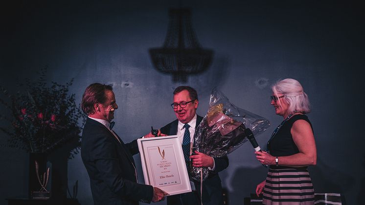 Elite Hotels hotelldirektör i Malmö, Jukka Turku,  tar emot det prestigefulla priset