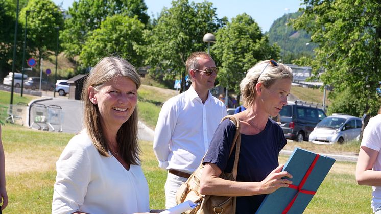 Lene Conradi (ordfører i Asker kommune),  Kenneth Fredriksen (administrerende direktør i Findus) og Rebekka de Leon (Passion for Ocean) under åpningen av kunstinstallasjonen på Hvalstrand Bad.