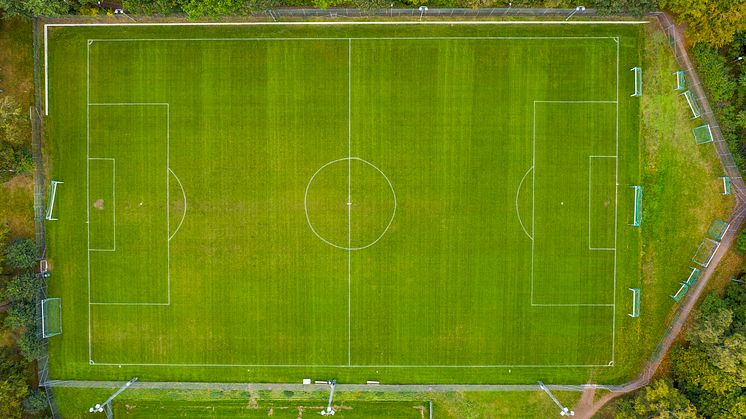 På denna gräsplan på Harlyckans idrottsplats testar Helsingborgs stad biokol. Staden har i dag 17 konstgräsplaner: 14 stycken 11-mannaplaner och tre stycken 7-mannaplaner. En av dessa använder kork som granulat, istället för plast. Bild: David Lundin