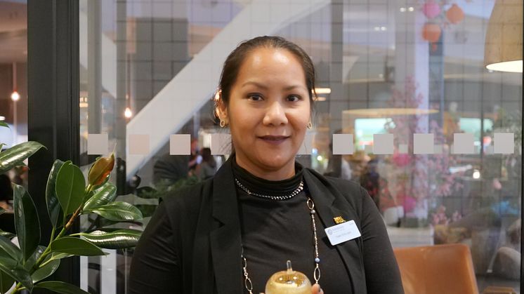 Napat Khiyapat modersmålslärare i thailändska och förstelärare med uppdrag i fjärrundervisning i Skellefteå kommun utsågs till vinnare av lärarpriset Guldäpplet. Foto: Bo Helmersson.