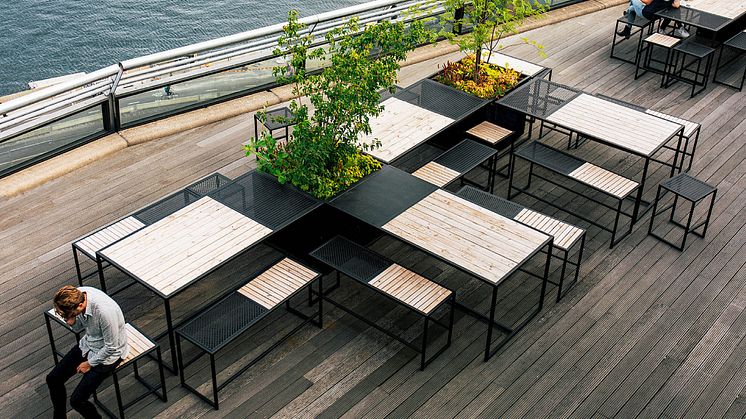 Möbelserien Join är skapad för aktiva möten, livliga luncher och härligt häng. 