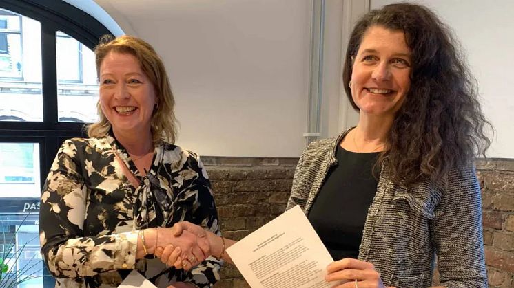 I BOKS: Avtalen ble signert av daglig leder Katharina Th. Bramslev i Grønn Byggallianse (t.h.) og konserndirektør Siri Hunnes Blakstad i Sintef Community. | Foto: Sintef