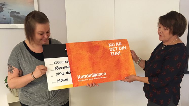 Helena Lahti t.h. ger sin del av Kundmiljonen - 25 000 kr - till Föreningen Vilja.