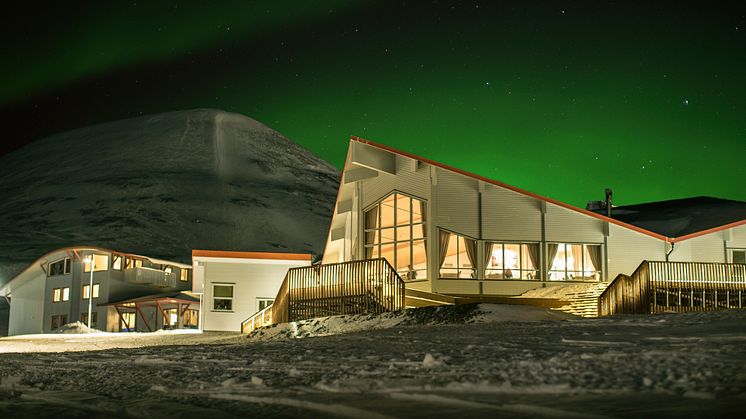 SATSER VIDERE: Hurtigruten Svalbard skal fortsatt drive Polarhotellet og resten av hotellene, restaurantene og butikkene i Longyearbyen selv om bygningsmassen selges til Store Norske. Foto: Shutterbird Productions/Hurtigruten Svalbard