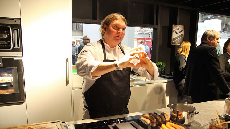 Kjendiskokk Bård Greni serverer gourmetpølser på Drømmekjøkkenet.