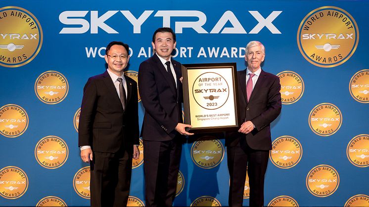 Mr Yam Kum Weng, EVP, Airport Development, Changi Airport Group (left) and Mr Lee Seow Hiang, CEO of Changi Airport Group (centre) receiving the Skytrax World's Best Airport Award from Mr Edward Plaisted, CEO of Skytrax (right)