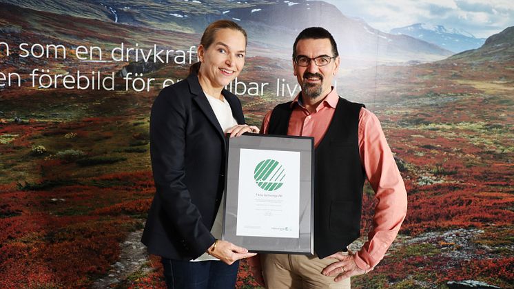 Elisabet Sahlin, hållbarhetschef på Tikkurila, tar emot miljömärkning från Svante Sterner, chef för kemiska byggprodukter på Miljömärkning Sverige, för Fontezinc HR.