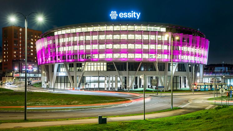 Essitys kontor i Mölndal lyser rosa varje onsdagskväll under oktober. Bild: Anna Sigvardsson Högborg