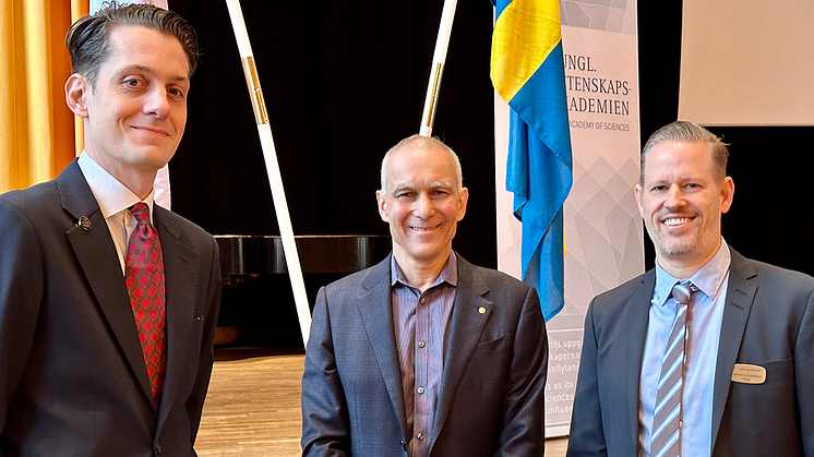Från vänster: August Borg, diplomat och tidigare elev på Nacka gymnasium, Moungi G. Bawendi, Nobelpristagare i Kemi 2023 och Johan Lundström, rektor på Nacka gymnasium.