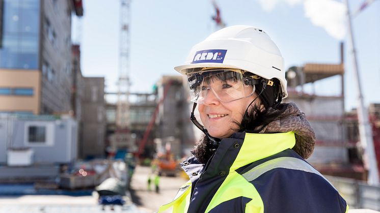 – Työmaalla työskentelee tällä hetkellä yhteensä noin 900 työntekijää, kertoo SRV:n tiedottaja Heli Pulkkinen. 