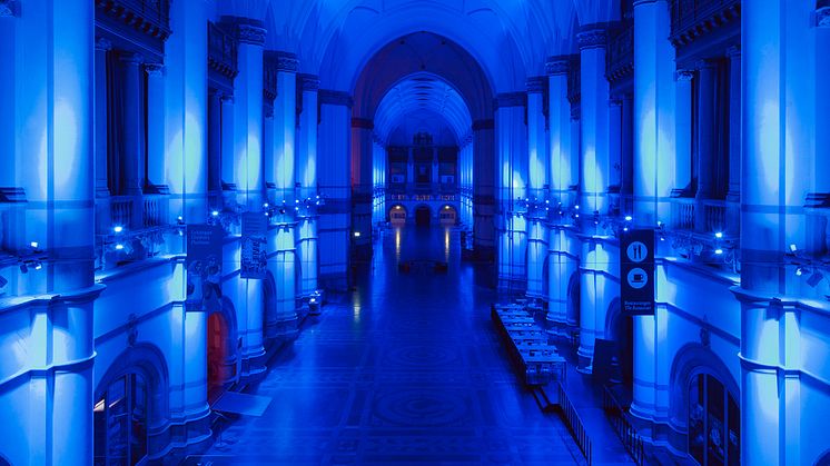Nordiska museets stora hall lyser i blått under Natt på Nordiska museet. Foto: Emma Fredriksson/ Nordiska museet