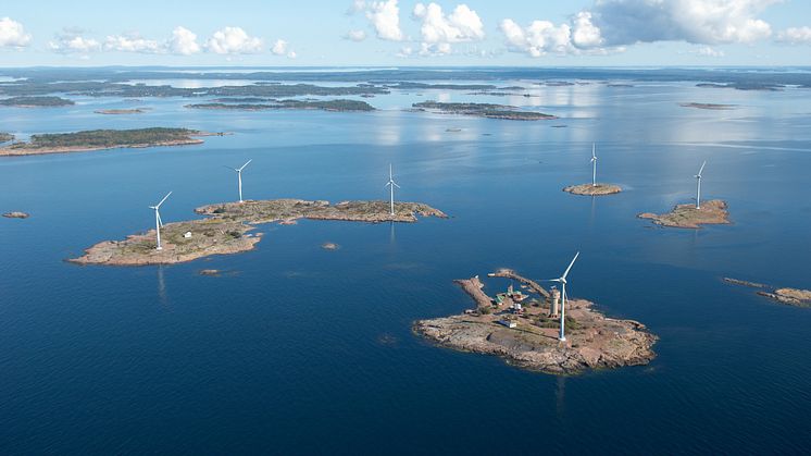 Vindskraftsparken på Båtskär, Åland, producerar elo när det blåser, nu skall energin kunna lagras för att användas när den behövs tack vare SENS, dotterbolag, PHS innovativa lösningar.