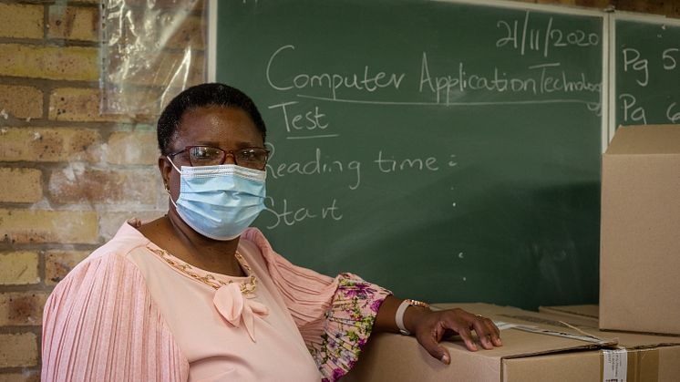  When principal Zanele Tjiana discovered that the computers at her school were stolen, she thought there was no way learners could complete their lessons for 2020 – until she contacted Discovery’s Dr Lerato Khatle who found a donor in 24 hours.