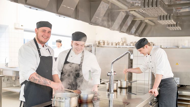 De unge får lov til at udfordre sig selv og mulighederne i et professionelt køkken. 