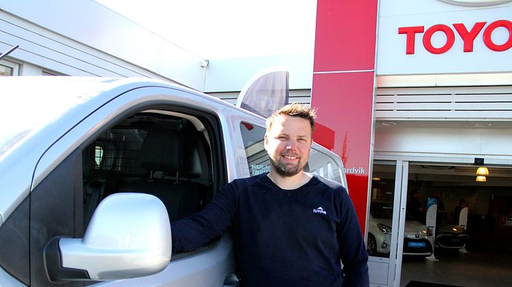 Bodø: Bilselger Karl-Einar Rengård fra Nordvik er klar for lansering av nye Proace firehjulstrekk.