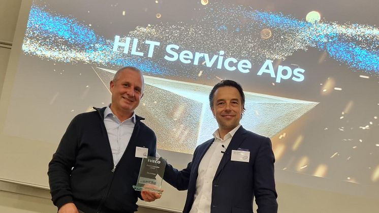 IVECO North Europe & Baltics business director Håkan Jönsson (t.h.) overrækker prisen ”Årets IVECO forhandler” til HLT Service-ejer Lars Hansen.