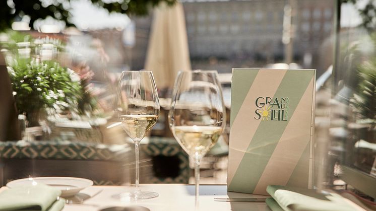 Grand Hôtel lyser upp Blasieholmskajen med ett soligt inslag från den franska och italienska rivieran 