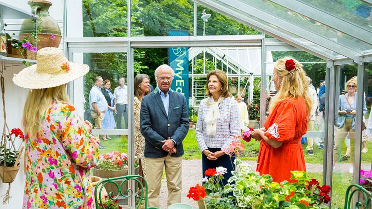 Kungaparet besökte Blomsterfrämjandets växthus som var fyllt med svenskodlade pelargoner.