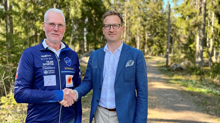 Lars-Åke Larsson, ordförande i skidsektionen i Östervåla IF och Per Skargren, vd på Sala Sparbank