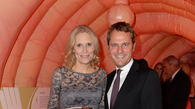 Bundesgesundheitsminister Daniel Bahr und Ehefrau Judy Witten im Darmmodell der Felix Burda Stiftung
