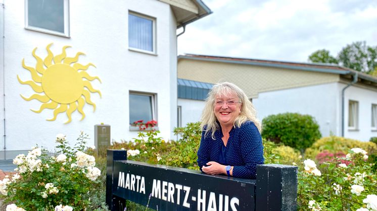 Christel Östreich feiert ihr Dienstjubiläum im Marta-Mertz-Haus, das 1973 vom Freundeskreis gebaut wurde und ein Bundesprojekt gewesen ist. 1990 übernahm Hephata als Träger die Einrichtung. 