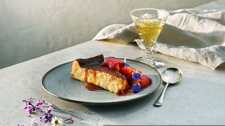 Nationaldagsmenyns dessert, Ostkaka med Västerbottensost® och somrig jordgubbskompott komponerad av Svenska Kocklandslaget.