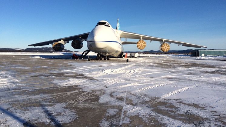 Tech stop #8 in Canada: the An-124-100M-150 has to wait before it can fly on to the Caribbean (Photo: Panalpina)