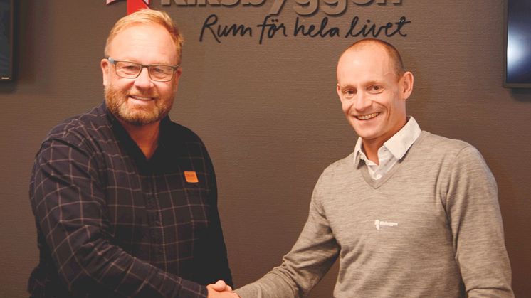 Stefan Forsberg, vd Smartfront och Johan Sundlöf, affärschef för Riksbyggens ombyggnadsverksamhet vid signeringen av avtalet.