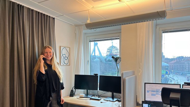 Johanna Ljung på Intersolia Sweden AB i ett av deras nyinredda kontorsrum - detta med utsikt mot Liseberg.