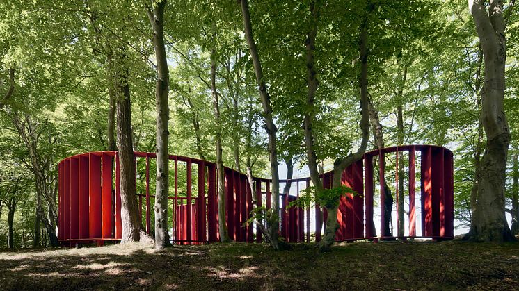  "Rödluvan" av arkitekterna Karlsson/Lauri är ett av verken som visas i Sofieros slottspark i sommar. Foto: Mads Frederik