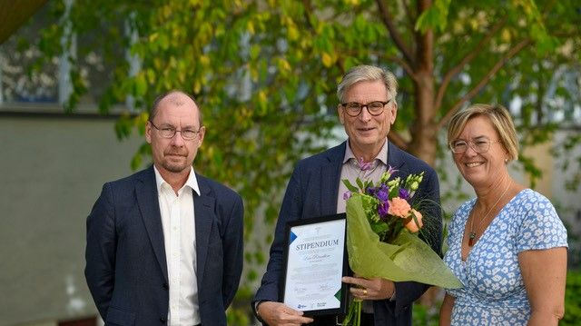 Från vänster: Peter Nilsson, Pfizer, Lars Rönnblom, stipendiat och Lotta Håkansson, Reumatikerförbundet
